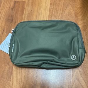 ❤️ Lululemon Large Everywhere Bag in Grey Sage New With Tags